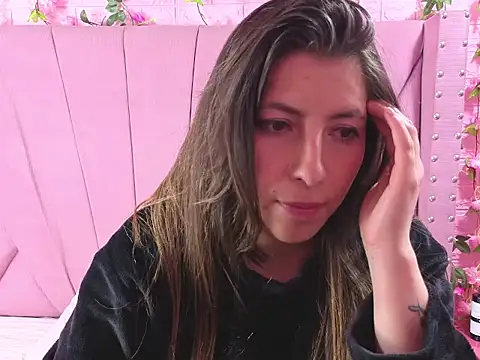 Snapshot of EmberCooper_ chatting on April 2026 07:45:01 AM EmberCooper online show from April 2026 07:45:01 AM