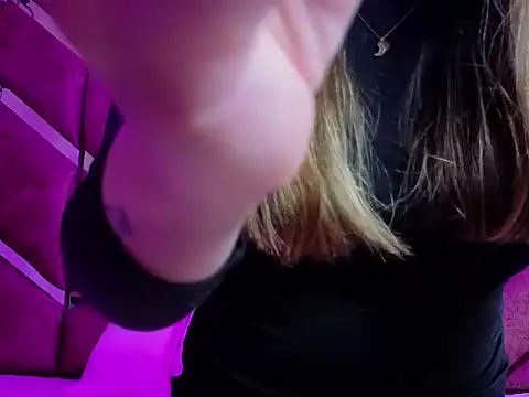 Snapshot of EmberCooper_ chatting on April 2026 03:42:01 AM EmberCooper online show from April 2026 03:42:01 AM