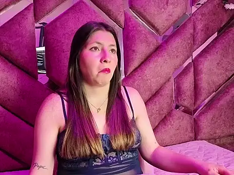 Snapshot of EmberCooper_ chatting on April 2026 02:04:02 AM EmberCooper online show from April 2026 02:04:02 AM