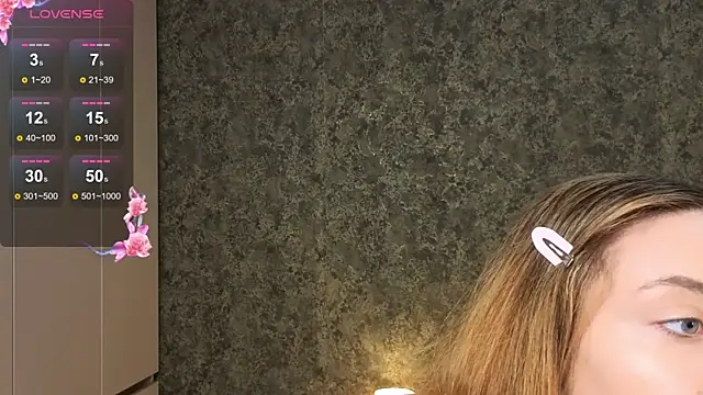 AuraM00n online show from April 2026 10:01:02 PM