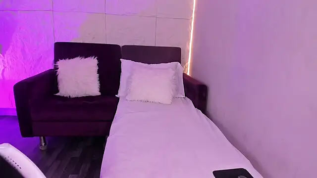 Yalezka  online show from February 2026 12:01:02 PM