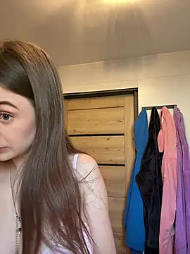 karlaluuvv online show from April 2026 01:25:02 PM