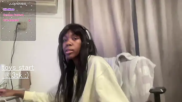 Snapshot of bloggirllaurel chatting on March 2026 11:22:02 PM bloggirllaurel online show from March 2026 11:22:02 PM