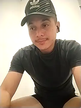 Snapshot of Reuss25 chatting on April 2026 12:00:02 PM Reuss25 online show from April 2026 12:00:02 PM