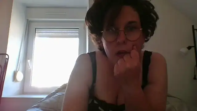 Snapshot of OIseauNoir88 chatting on April 2026 02:49:01 PM OIseauNoir88 online show from April 2026 02:49:01 PM