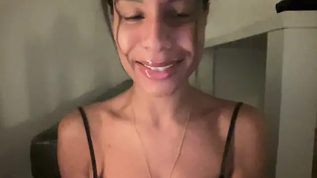 Snapshot of YaraEstelle chatting on May 2026 11:23:02 PM YaraEstelle online show from May 2026 11:23:02 PM