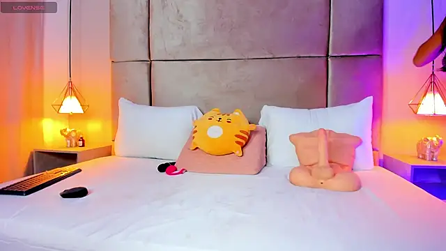 Zafiro11  online show from February 2026 12:02:01 PM