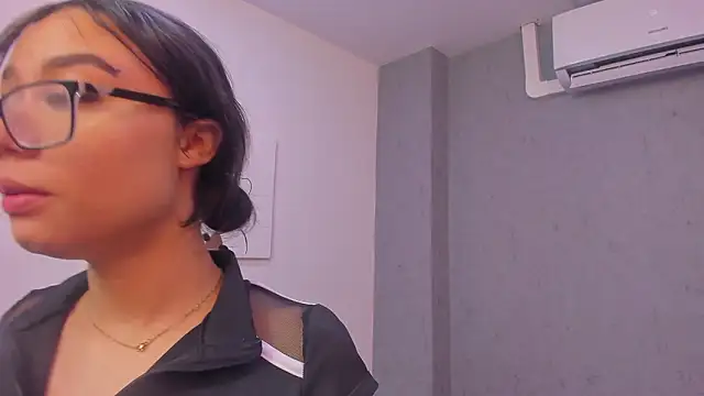 lil miia online show from February 2026 07:15:01 PM