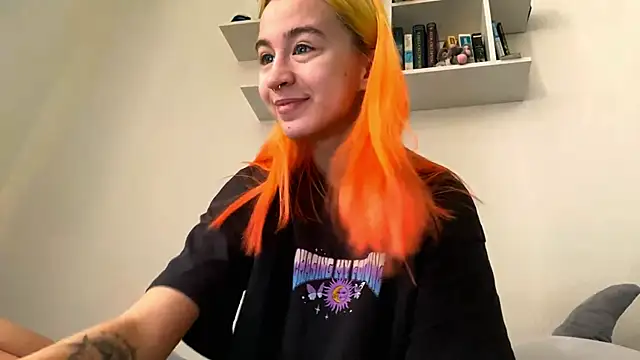 Snapshot of EmilyHein chatting on February 2026 06:10:02 AM EmilyHein online show from February 2026 06:10:02 AM