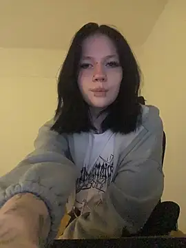 Snapshot of AuraShift chatting on February 2026 05:24:01 AM AuraShift online show from February 2026 05:24:01 AM