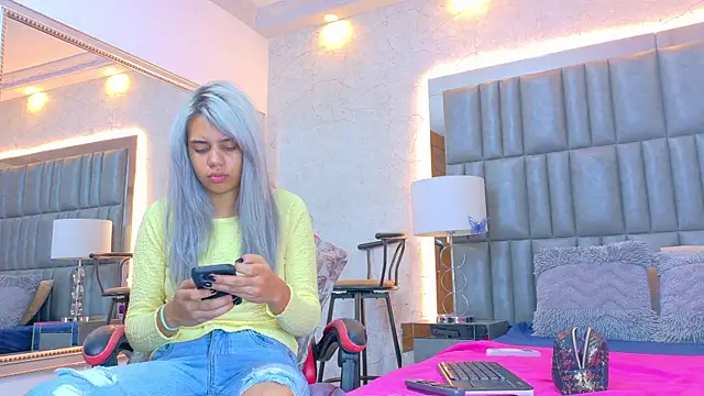 Snapshot of AlanaHouston chatting on April 2026 04:30:02 AM AlanaHouston online show from April 2026 04:30:02 AM