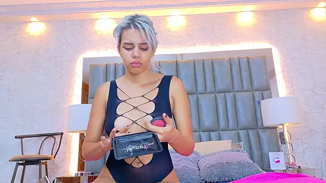 Snapshot of AlanaHouston chatting on April 2026 04:48:01 AM AlanaHouston online show from April 2026 04:48:01 AM