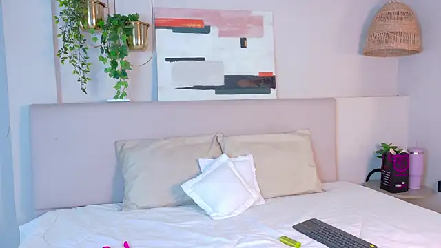 Snapshot of VioletBloomm chatting on February 2026 11:36:01 AM VioletBloomm online show from February 2026 11:36:01 AM