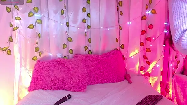 Snapshot of AlannaSmiless chatting on March 2026 01:12:02 PM AlannaSmiless online show from March 2026 01:12:02 PM