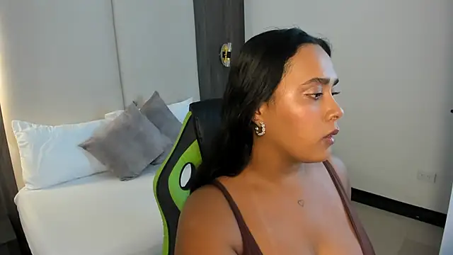 sophia solerr online show from April 2026 02:06:01 AM