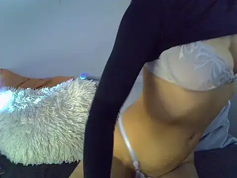 Onirica L online show from April 2026 02:01:01 AM