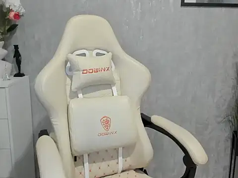 Snapshot of MistressMiia chatting on March 2026 03:41:02 PM MistressMiia online show from March 2026 03:41:02 PM