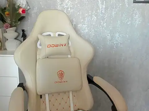 Snapshot of MistressMiia chatting on March 2026 08:08:01 AM MistressMiia online show from March 2026 08:08:01 AM