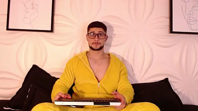 valenssio moretti online show from March 2026 03:57:02 AM