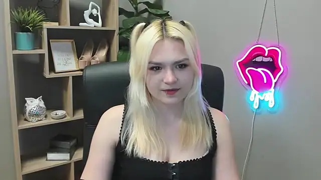 SweetLilyxo online show from April 2026 01:27:01 PM