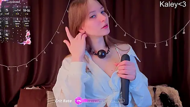 Snapshot of FloWkaley chatting on March 2026 05:25:01 PM FloWkaley online show from March 2026 05:25:01 PM