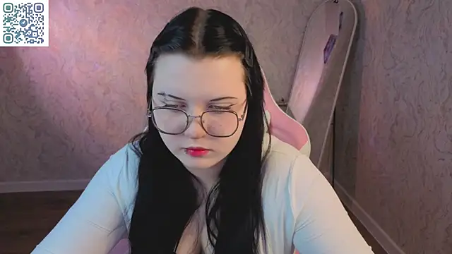 Snapshot of Kira_G0ld chatting on April 2026 01:04:01 AM Kira G0ld online show from April 2026 01:04:01 AM