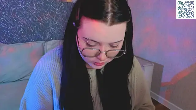 Snapshot of Kira_G0ld chatting on May 2026 01:10:02 AM Kira G0ld online show from May 2026 01:10:02 AM
