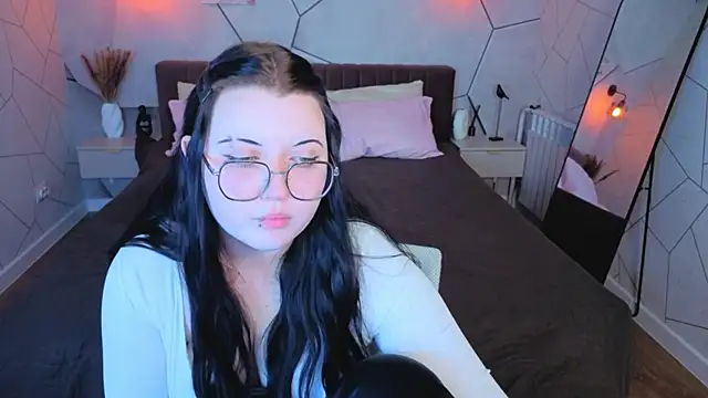 Snapshot of Kira_G0ld chatting on May 2026 09:17:02 AM Kira G0ld online show from May 2026 09:17:02 AM