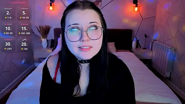 Snapshot of Kira_G0ld chatting on May 2026 08:32:01 AM Kira G0ld online show from May 2026 08:32:01 AM