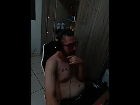 Snapshot of Redlovecouple chatting on February 2026 02:02:02 PM Redlovecouple online show from February 2026 02:02:02 PM