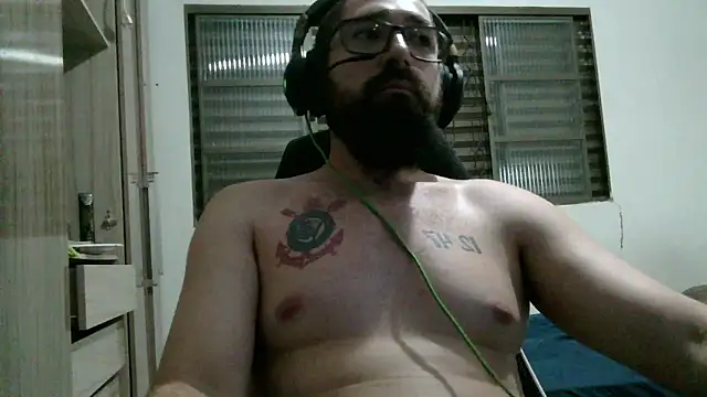 Snapshot of Redlovecouple chatting on February 2026 09:58:01 PM Redlovecouple online show from February 2026 09:58:01 PM