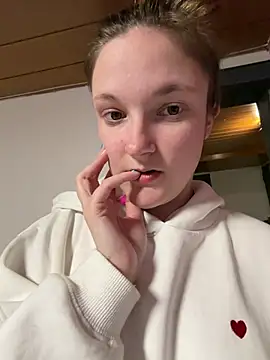 Snapshot of ViviLuu chatting on April 2026 08:04:01 PM ViviLuu online show from April 2026 08:04:01 PM