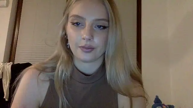 Snapshot of MayaWetDream chatting on March 2026 07:40:01 PM MayaWetDream online show from March 2026 07:40:01 PM