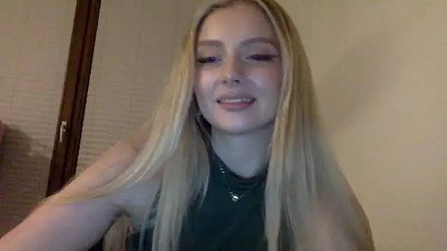 Snapshot of MayaWetDream chatting on April 2026 08:25:02 PM MayaWetDream online show from April 2026 08:25:02 PM