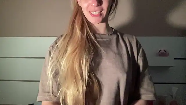 Snapshot of petiteetoile chatting on April 2026 05:58:01 PM petiteetoile online show from April 2026 05:58:01 PM