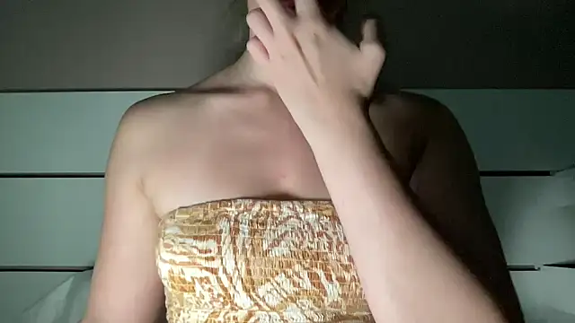 Snapshot of petiteetoile chatting on June 2026 08:37:02 AM petiteetoile online show from June 2026 08:37:02 AM