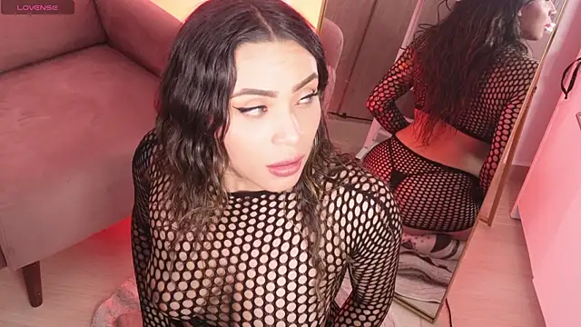 Snapshot of lara_bombshell_ chatting on April 2026 01:11:01 AM lara bombshell online show from April 2026 01:11:01 AM