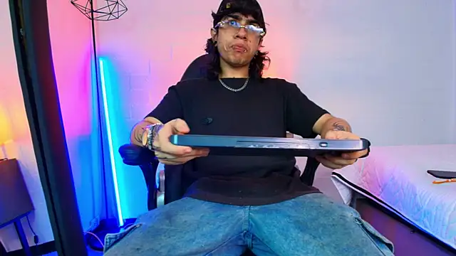 Snapshot of Axell_Kussh chatting on March 2026 03:34:02 AM Axell Kussh online show from March 2026 03:34:02 AM