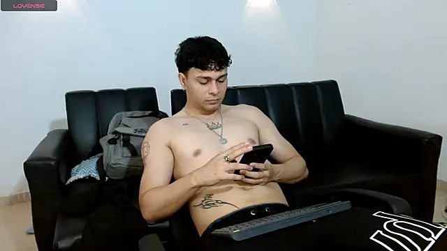 Snapshot of Philip_Jons chatting on April 2026 09:05:02 PM Philip Jons online show from April 2026 09:05:02 PM