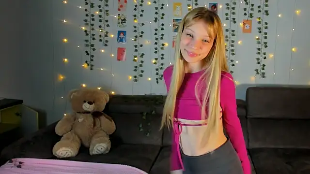 Snapshot of Kiracute18 chatting on March 2026 05:18:01 PM Kiracute18 online show from March 2026 05:18:01 PM