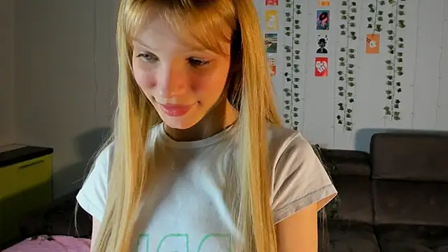 Snapshot of Kiracute18 chatting on March 2026 05:08:01 PM Kiracute18 online show from March 2026 05:08:01 PM