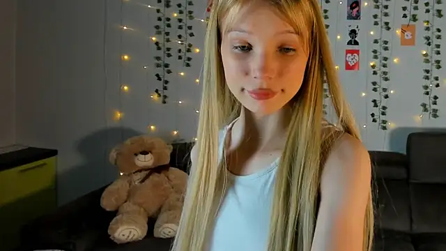 Snapshot of Kiracute18 chatting on March 2026 05:18:01 PM Kiracute18 online show from March 2026 05:18:01 PM