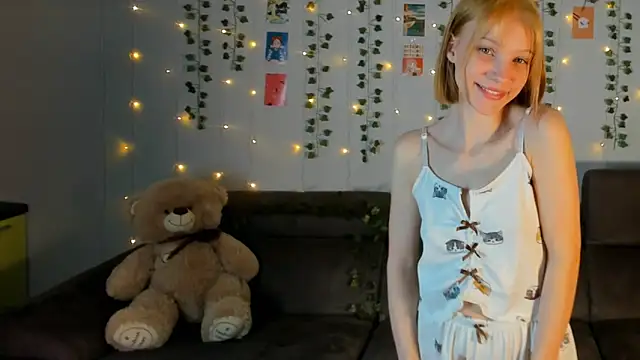 Snapshot of Kiracute18 chatting on March 2026 07:06:01 PM Kiracute18 online show from March 2026 07:06:01 PM