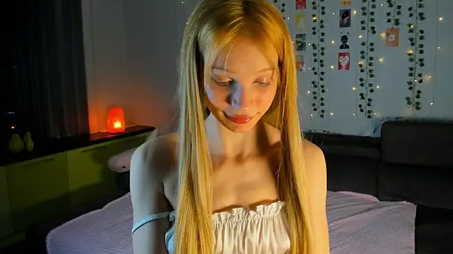 Snapshot of Kiracute18 chatting on April 2026 04:16:01 PM Kiracute18 online show from April 2026 04:16:01 PM