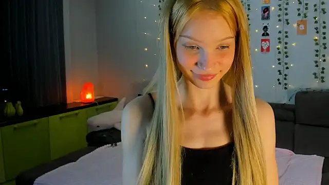 Snapshot of Kiracute18 chatting on April 2026 04:18:01 PM Kiracute18 online show from April 2026 04:18:01 PM