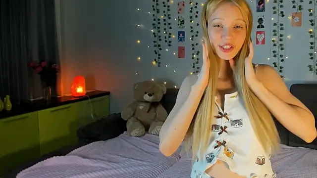 Snapshot of Kiracute18 chatting on April 2026 04:53:02 PM Kiracute18 online show from April 2026 04:53:02 PM