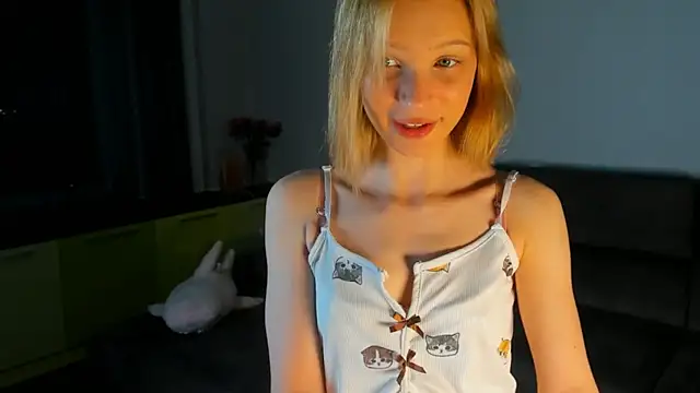 Snapshot of Kiracute18 chatting on May 2026 06:53:01 PM Kiracute18 online show from May 2026 06:53:01 PM