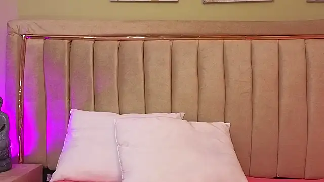 Mia Naive online show from March 2026 11:58:01 AM