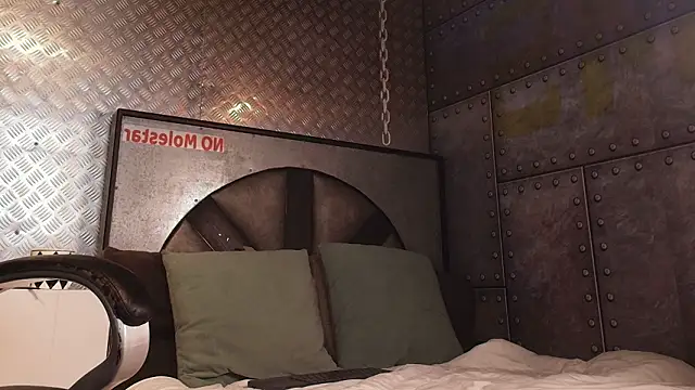 Snapshot of ItsZairen chatting on February 2026 03:45:02 AM ItsZairen online show from February 2026 03:45:02 AM