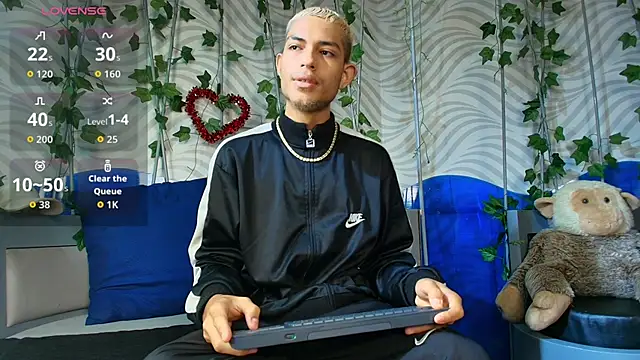 Snapshot of ItsZairen chatting on February 2026 04:22:01 AM ItsZairen online show from February 2026 04:22:01 AM